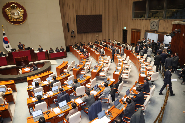 29일 국회에서 열린 예산결산특별위원회 전체회의에서 국민의힘 의원들이 퇴장하고 있다. 예결위는 이날 감액만 반영한 내년도 예산안을 야당 단독으로 처리했다. 연합뉴스