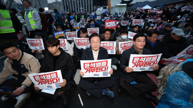 더불어민주당 이재명 대표가 30일 서울 종로구 광화문 북측광장 인근에서 열린 '김건희·윤석열 국정농단 규탄·특검 촉구 제5차 국민행동의 날'에서 구호를 외치고 있다. 연합뉴스