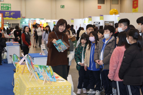 지난 28일부터 1일까지 부산 벡스코에서 열린 제1회 2024부산국제아동도서전에 수많은 관객이 몰렸다. 이재찬 기자 chan@