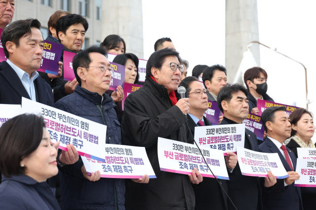 박형준 부산시장이 지난달 27일 국회 본청 앞에서 열린 ‘부산 글로벌허브도시 특별법 제정 촉구 기자회견’에서 발언을 하고 있다. 연합뉴스