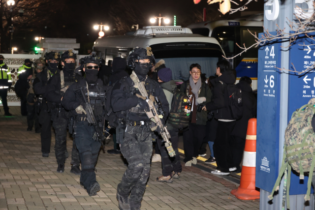 국회 본회의에서 비상계엄 해제를 의결한 4일 새벽 군 병력이 국회에서 철수하고 있다. 연합뉴스