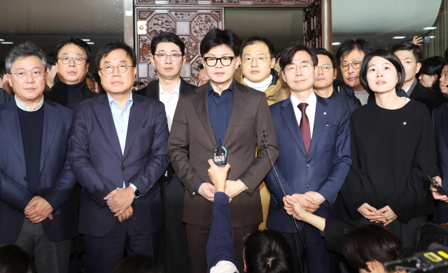 윤석열 전 대통령이 12·3 비상계엄을 선포한 뒤 국민의힘 한동훈 대표가 4일 새벽 서울 영등포구 여의도 국회에서 입장을 밝히고 있다. 연합뉴스