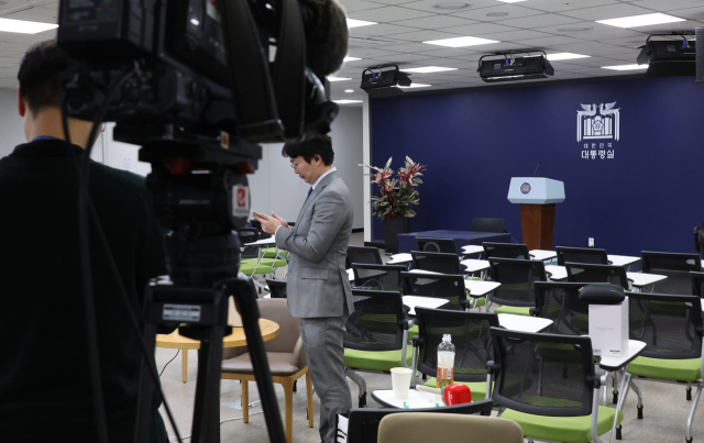 윤석열 대통령이 비상계엄을 선포했다가 해제한 4일 서울 용산 대통령실 내 기자실에서 기자들이 보도준비를 하고 있다. 연합뉴스