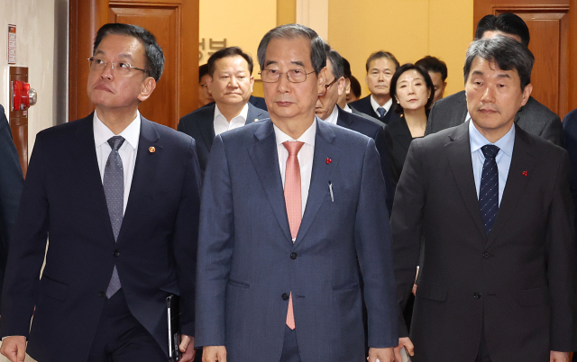 한덕수 국무총리와 장·차관들이 4일 서울 종로구 정부서울청사 국무회의실에서 현안 논의를 마치고 회의장을 나서고 있다. 이날 오전 최상목 부총리 겸 기획재정부 장관을 비롯한 국무위원 전원이 한덕수 국무총리에게 사의를 표명했다. 연합뉴스