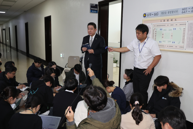 국회 정보위원회 소속 더불어민주당 김병기 의원이 6일 오후 국회 정보위원장실에서 홍장원 국가정보원 1차장과 면담한 내용을 공개하고 있다. 연합뉴스