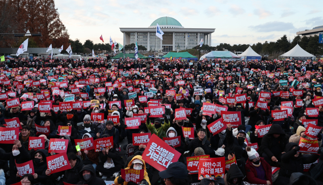 지난 7일 오후 서울 여의도 국회 앞에서 열린 '내란죄 윤석열 퇴진! 국민주권 실현! 사회대개혁! 범국민촛불대행진'에서 참가자들이 탄핵안 표결 처리를 촉구하고 있다. 연합뉴스