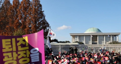 윤석열 대통령 탄핵소추안 표결을 앞둔 지난 7일 서울 여의도 국회 앞에서 시민들이 모여들고 있다. 연합뉴스