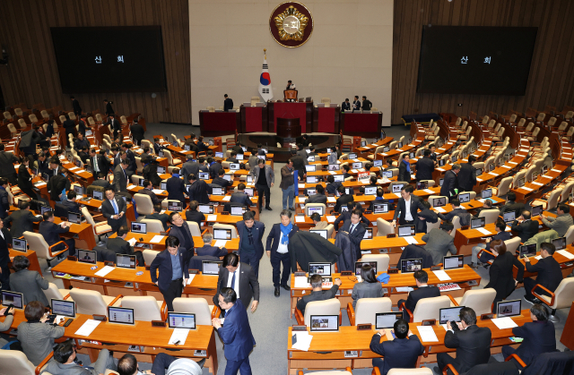 우원식 국회의장이 7일 국회 본회의에서 탄핵소추안의 투표 불성립을 선언하자 의원들이 회의장을 빠져 나가고 있다. 연합뉴스