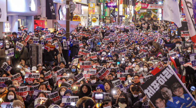 7일 부산 부산진구 서면 일원에서 열린 군사반란 계엄 폭거 내란범죄자 윤석열 즉각 퇴진 부산시민대회에 참가자들이 윤석열 대통령 즉각퇴진을 요구하고 있다. 이날 집회에는 주최 측 추산 1만 명 이상이 참석했다. 김종진 기자 kjj1761@