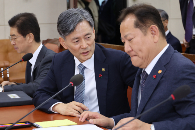 이상민(오른쪽) 행정안전부 장관과 조지호 경찰청장이 지난 5일 국회 행정안전위원회 전체회의에 출석해 대화하고 있다. 연합뉴스