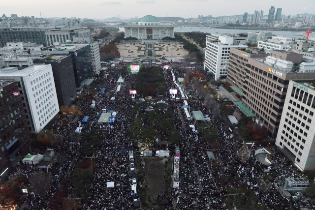 7일 오후 서울 여의도 국회 앞에서 열린 ‘내란죄 윤석열 퇴진! 국민주권 실현! 사회대개혁! 범국민촛불대행진’에 수많은 시민이 모여 도로를 가득 메우고 있다. 연합뉴스