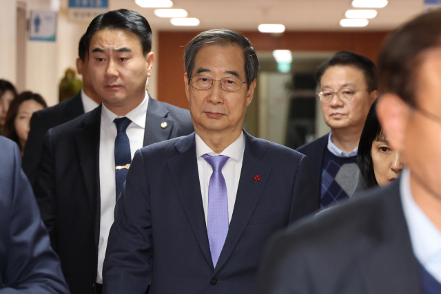 한덕수 국무총리가 8일 서울 종로구 정부서울청사에서 열린 국무위원간담회에 입장하고 있다. 연합뉴스