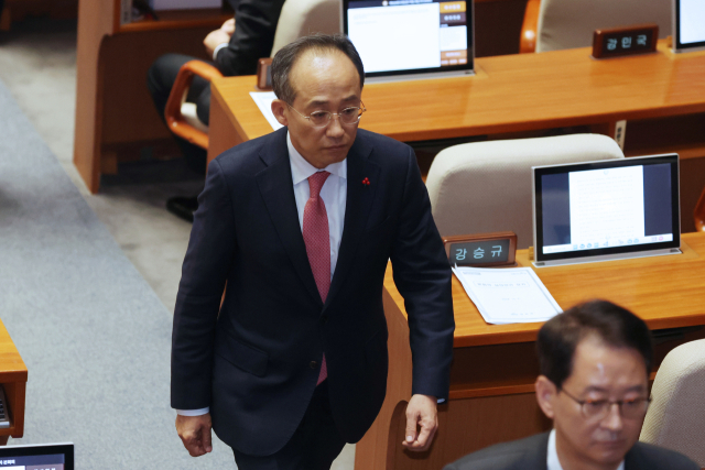 국민의힘 추경호 원내대표가 7일 오후 국회 본회의에서 재의결 안건인 김건희 여사 특검법에 표결한 뒤 퇴장하고 있다. 추 원내대표는 비상계엄 사태와 관련해 