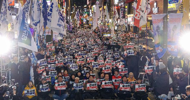 부산지역시민단체들이 지난 4일 오후 부산 서면 쥬디스태화 일원에서 군사반란 계엄폭거 내란범죄자 윤석열 즉각 퇴진 부산시민대회를 열고 구호를 외치고 있다. 김종진 기자 kjj1761@