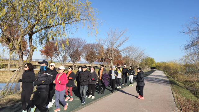 지난 8일 오전 부산 사상구 삼락체육공원에서 진행된 ‘일요 슬로조깅 교실’ 모습. 쌀쌀한 날씨에도 20명에 가까운 이들이 모여 1시간 동안 슬로조깅을 즐겼다. 김희돈 기자