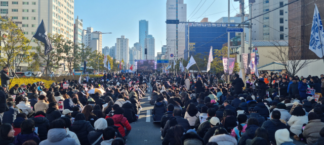 14일 오후 3시 부산진구 전포대로 일원에서 열린 ‘윤석열 탄핵체포 부산시민대회’에 참가한 시민들 모습. 김준현 기자 joon@