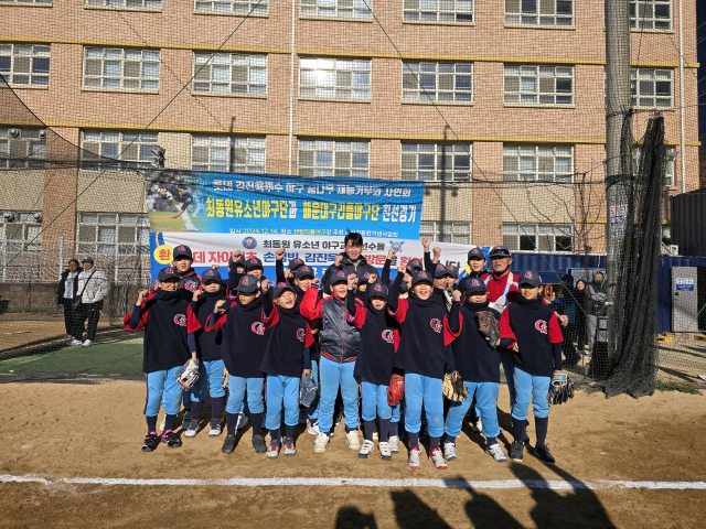 15일 열린 최동원 유소년 야구단과 부산 해운대구 리틀야구단의 친선 야구 경기에서 재능 기부를 한 롯데 김진욱. 최동원기념사업회 제공
