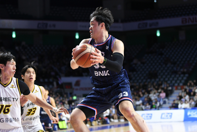 부산 KCC 이승현이 15일 창원 LG와 경기에서 리바운드로 공을 잡아내고 있다. KBL 제공