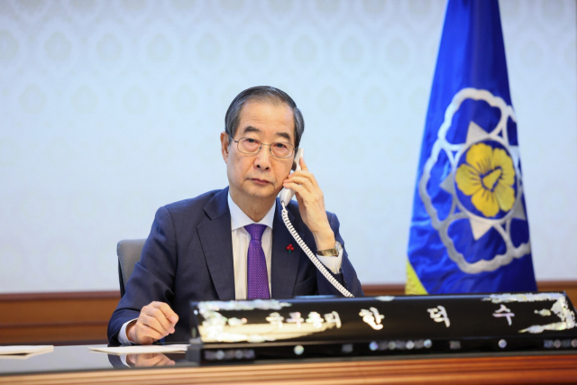 한덕수 대통령 권한대행 겸 국무총리가 15일 서울 종로구 정부서울청사에서 조 바이든 미국 대통령과 통화하고 있다. 총리실 제공