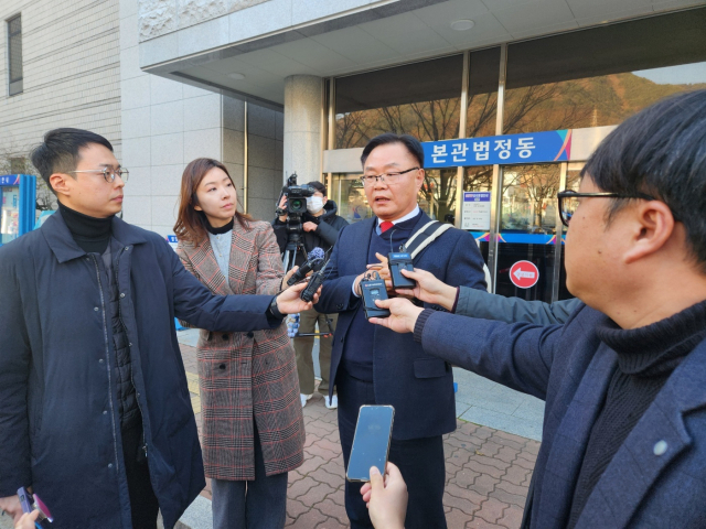 공직선거법 위반 혐의로 재판에 넘겨진 홍남표 창원시장이 항소심에서 징역 6개월에 집행유예 2년을 선고받은 직후 취재진에게 입장을 밝히고 있다. 강대한 기자