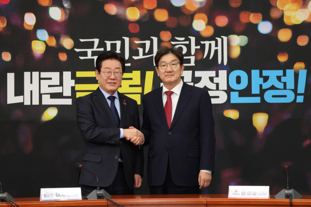 더불어민주당 이재명 대표가 18일 오후 서울 여의도 국회에서 예방한 국민의힘 권성동 원내대표와 악수하고 있다. 연합뉴스