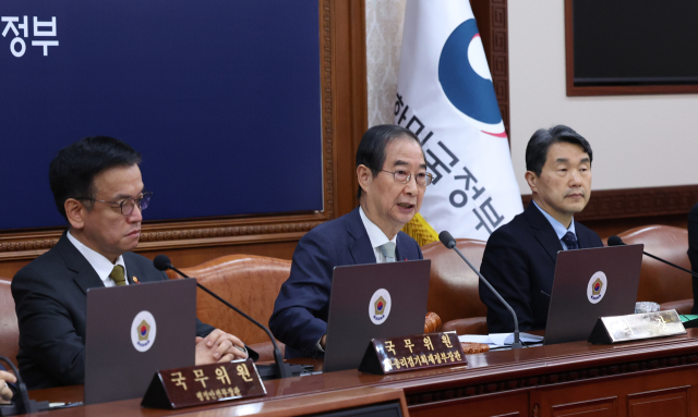 한덕수 대통령 권한대행 국무총리가 19일 정부서울청사에서 임시 국무회의를 하고 있다. 대통령통신사진기자단