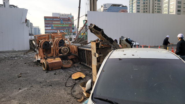 지난 20일 부산 강서구 한 공사장에서 80t짜리 항타기가 인근 주차장으로 쓰러졌다. 독자 제공