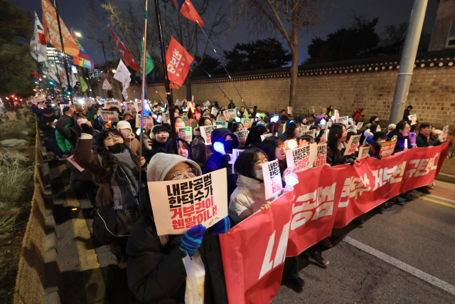 지난 20일 오후 서울 종로구 경복궁 동십자각 인근에서 ‘윤석열즉각퇴진·사회대개혁 비상행동’이 연 ‘내란공범 한덕수 거부권 긴급 규탄대회’에서 참가자들이 한덕수 대통령 권한대행 국무총리의 재의요구권(거부권) 행사를 규탄하며 삼청동 총리공관 방향으로 행진하고 있다. 연합뉴스