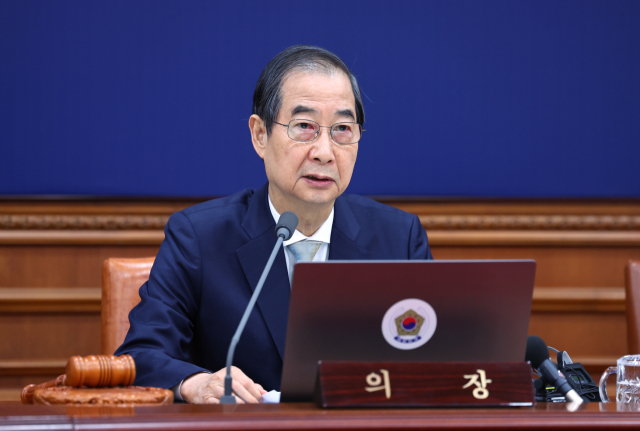 한덕수 대통령 권한대행이 24일 정부서울청사에서 열린 국무회의에서 발언하고 있다. 연합뉴스