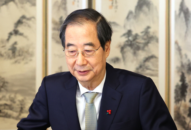 2024년 12월 24일 당시 한덕수 대통령 권한대행 국무총리가 서울 삼청동 총리 공관에서 열린 '서울재팬클럽(SJC) 오찬 간담회'에서 자리에 앉고 있다. 연합뉴스