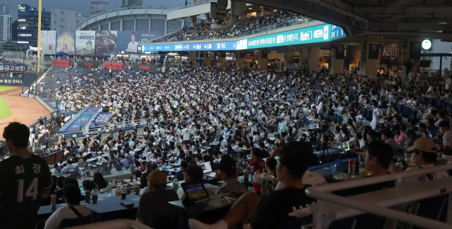 경남 창원NC파크에서 열린 2024 KBO 리그 SSG 랜더스 대 NC 다이노스 경기. 야구팬들이 경기를 지켜보고 있다. 연합뉴스