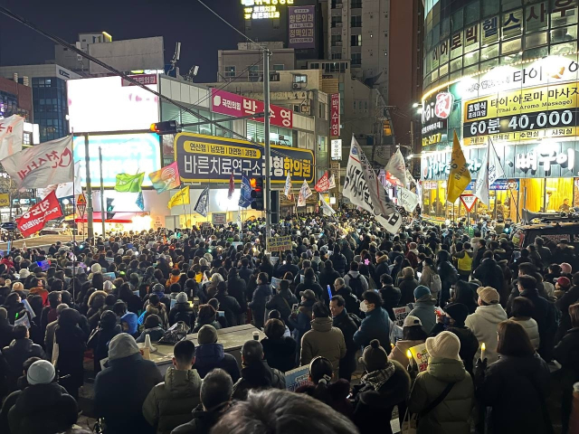 28일 국민의힘 박수영 국회의원 지역구 사무소 앞에서 시민과 경찰 간 대치가 7시간째 이어지고 있다. 독자제공