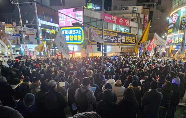 28일 오후 부산 남구 박수영 국민의힘 지역구 사무실 앞에서 시민들이 윤석열 내란 혐의와 관련해 항의하면서 집회를 열고 있다. 연합뉴스