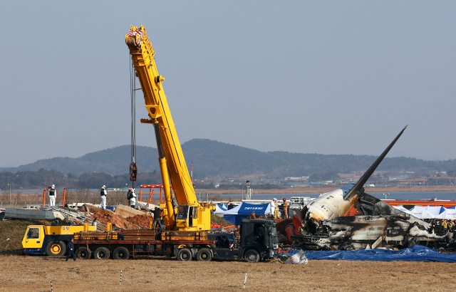 29일 전남 무안국제공항 제주항공 여객기 사고 현장에 크레인이 놓여 있다. 연합뉴스