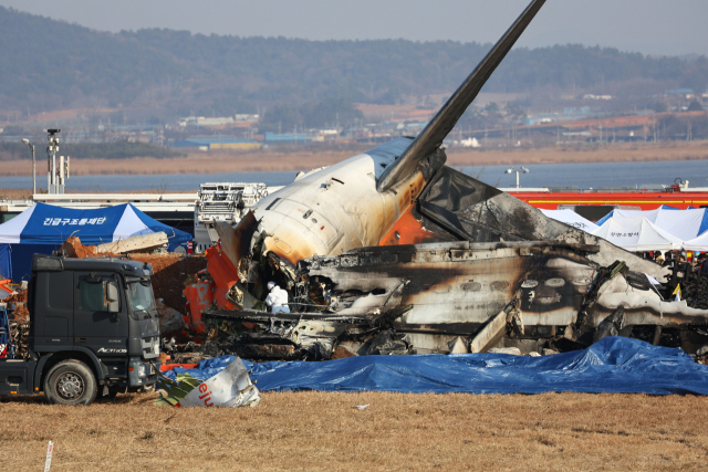 29일 전남 무안군 무안국제공항에서 발생한 제주항공 여객기 충돌 폭발 사고 현장에서 소방구급대원이 사고 여객기 내부를 수색하고 있다. 연합뉴스