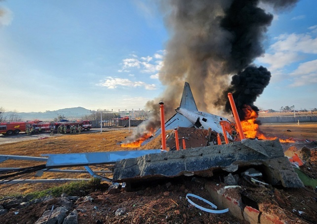 29일 오전 전남 무안군 무안공항에서 승객 175명을 태운 여객기가 착륙 중 공항 벽과 충돌해 불길이 솟아오르고 있다. 연합뉴스