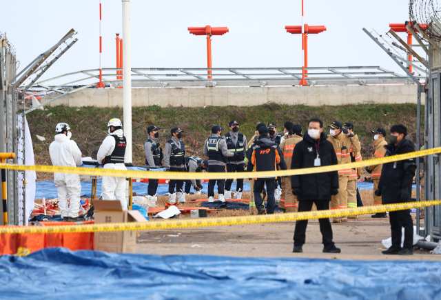 30일 오전 전남 무안군 무안국제공항 제주항공 여객기 충돌 폭발사고 현장에서 경찰과 소방대원들이 수색 준비를 하고 있다. 연합뉴스