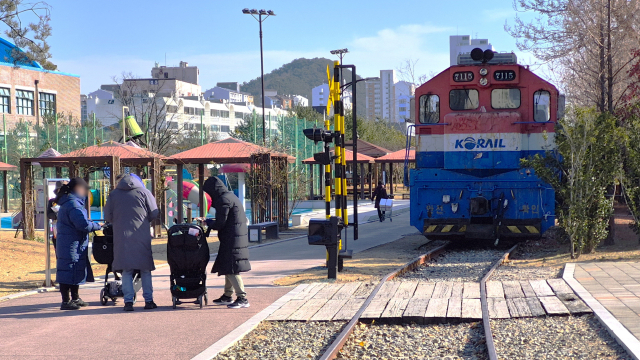 경남 김해시 진영읍 주민들이 진영역사공원에 마련된 철로와 열차 주변에서 산책을 즐기고 있다. 남태우 기자