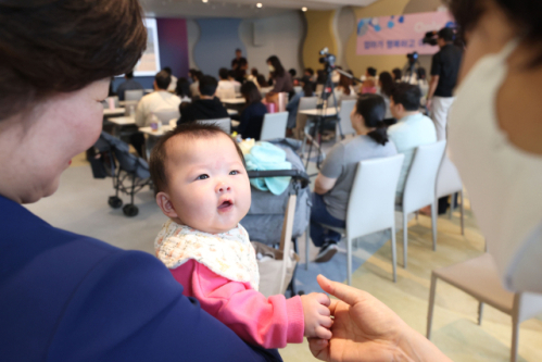 제19회 '임산부의 날'인 지난 10월 10일 오전 경기도 고양시 일산차병원에서 특강을 듣는 부모를 대신해 직원들이 아기를 보살피고 있다. 연합뉴스