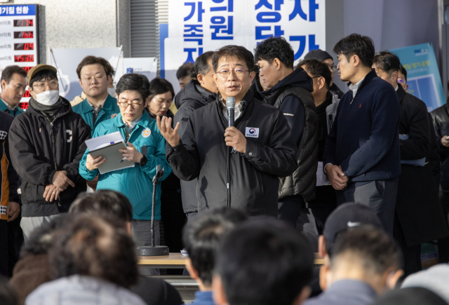 박상우 국토교통부 장관이 31일 전남 무안국제공항 터미널에서 제주항공 여객기 참사 유가족들에게 발언하고 있다. 연합뉴스