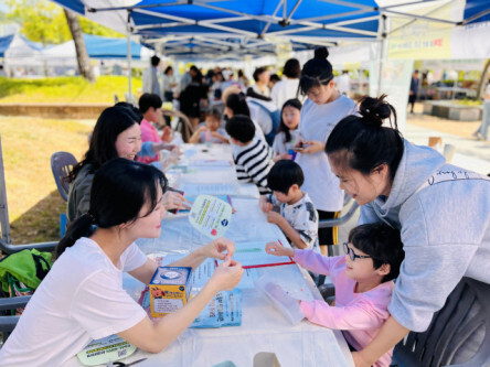 기장군도시관리공단의 육아 프로그램에 부모와 아이가 참여하고 있는 모습. 부산일보DB