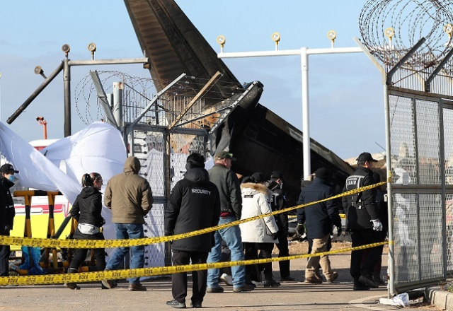 지난해 12월 무안국제공항 제주항공 여객기 참사 현장에 미국 국가교통안전위원회(NTSB) 관계자들을 비롯한 한미 합동조사단이 현장 조사를 하는 모습. 연합뉴스