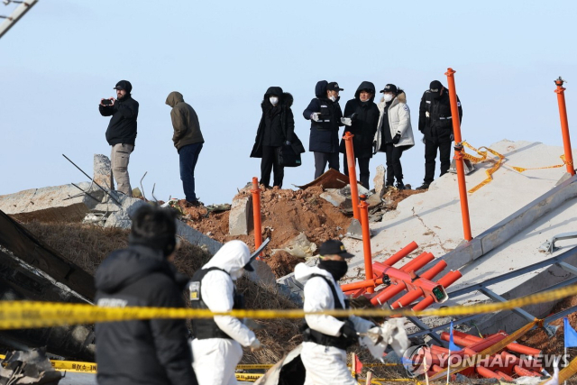 31일 전남 무안군 무안국제공항 제주항공 여객기 참사 현장에서 미국 국가교통안전위원회 소속 전문가와 미국 보잉사 관계자가 현장 조사를 하고 있다. 연합뉴스