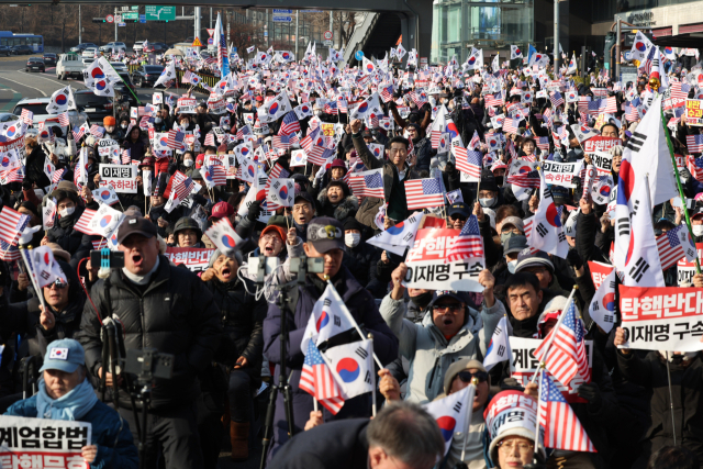 지난 1일 오후 서울 용산구 한남동 대통령 관저 인근에서 윤석열 대통령 탄핵 반대 집회가 열리고 있다. 연합뉴스