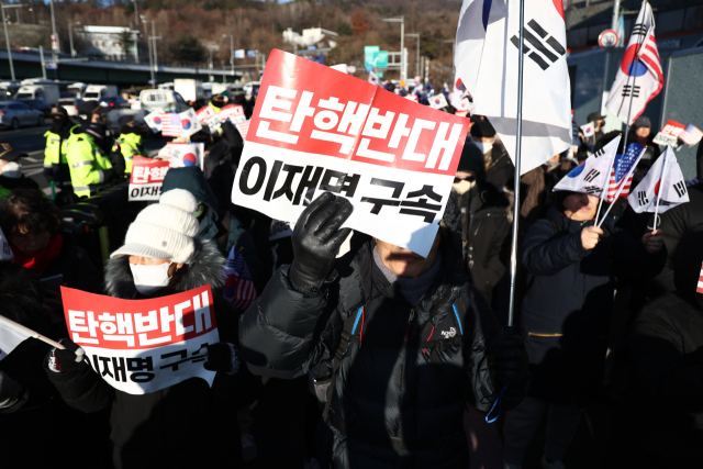 고위공직자범죄수사처가 윤석열 대통령에 대한 체포영장 집행에 나선 3일 서울 용산구 한남동 대통령 관저 인근에 윤석열 대통령 지지자들이 모여 있다. 연합뉴스