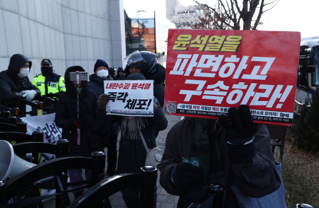 고위공직자범죄수사처가 윤석열 대통령에 대한 체포영장 집행에 나선 3일 서울 용산구 한남동 대통령 관저 인근에서 촛불행동 회원이 윤석열 대통령 파면과 구속을 요구하고 있다. 연합뉴스