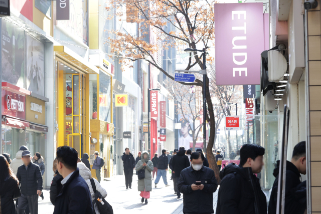 지난 2일 서울 한 거리 화장품 매장들. 연합뉴스