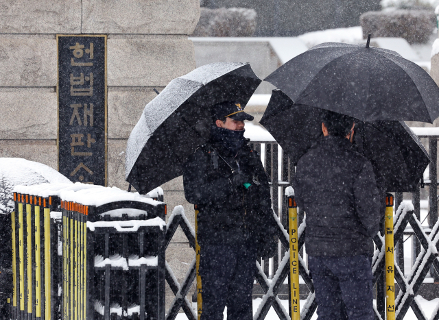 헌법재판소가 ‘8인 체제’ 구성 이후 처음으로 6일 재판관 회의를 연다. 사진은 5일 서울 종로구 헌법재판소. 연합뉴스