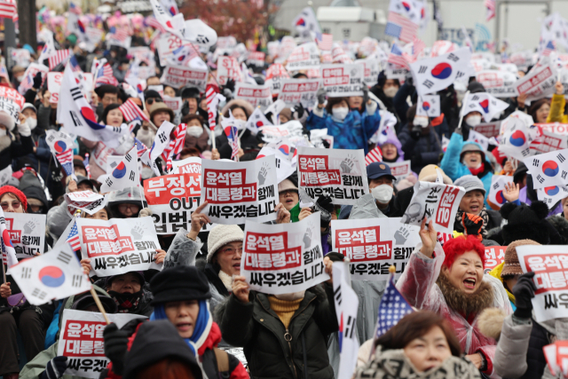 윤석열 대통령에 대한 고위공직자범죄수사처의 체포영장 유효기간 만료를 하루 앞둔 5일 서울 용산구 대통령 관저 인근에서는 민주노총 등 진보단체의 대통령 체포 및 탄핵 찬성 집회(위)와 보수단체의 대통령 체포 및 탄핵 반대 집회가 함께 열렸다. 연합뉴스