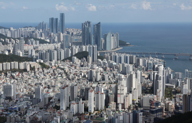 금련산 전망대 바라본 부산 시내. 해운대구, 수영구 도심 아파트 전경. 부산일보DB